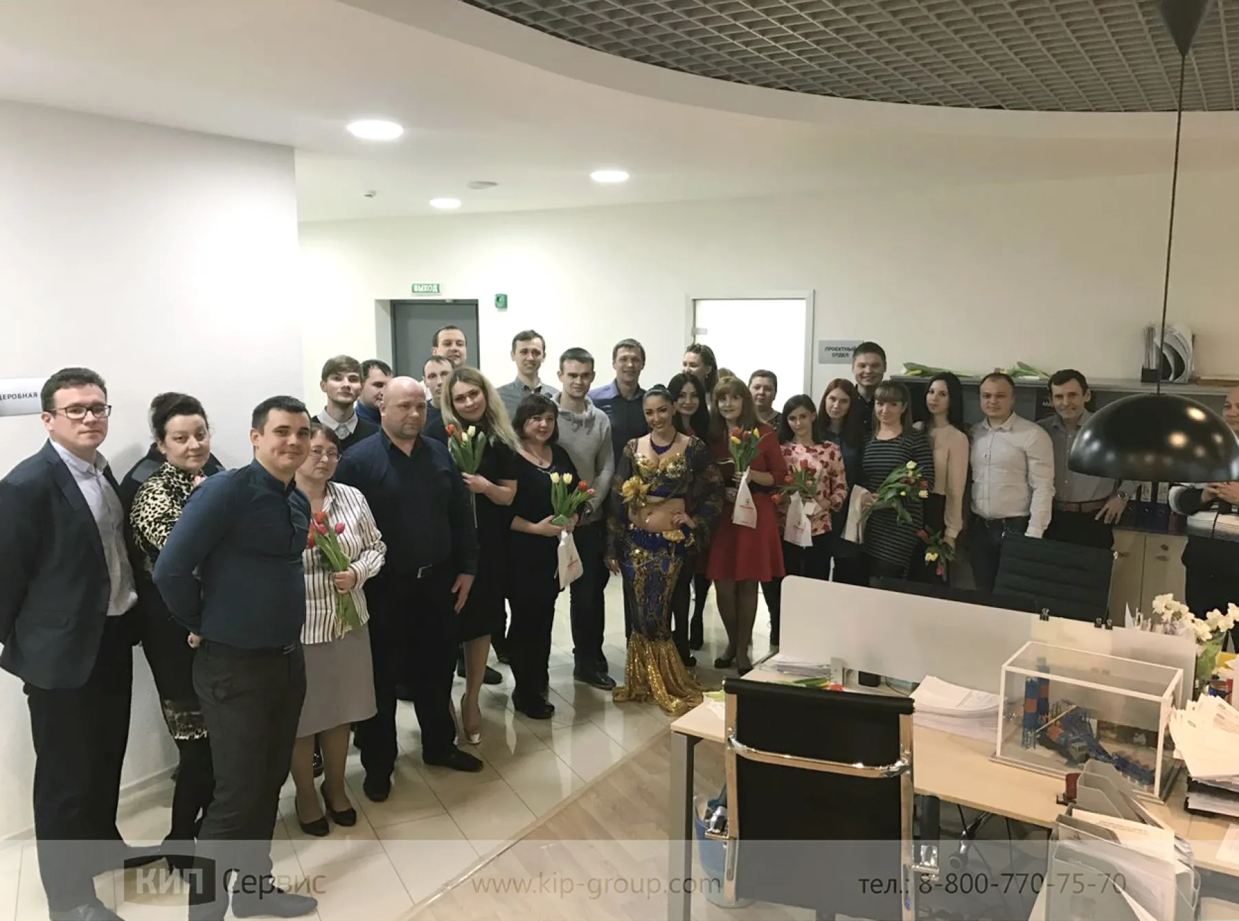 НАШ ДРУЖНЫЙ КОЛЛЕКТИВ ПРАЗДНУЕТ 8 МАРТА