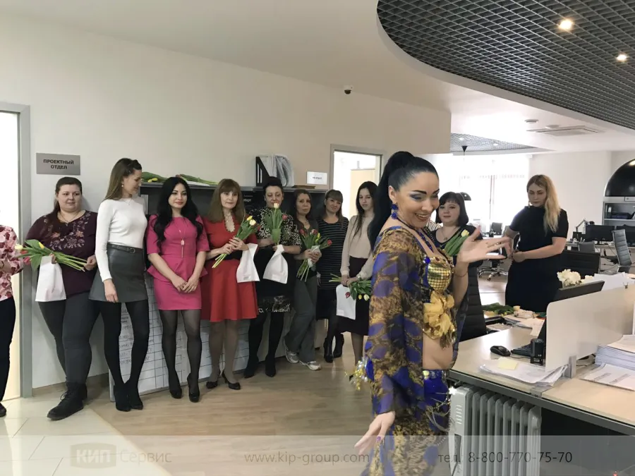 НАШ ДРУЖНЫЙ КОЛЛЕКТИВ ПРАЗДНУЕТ 8 МАРТА