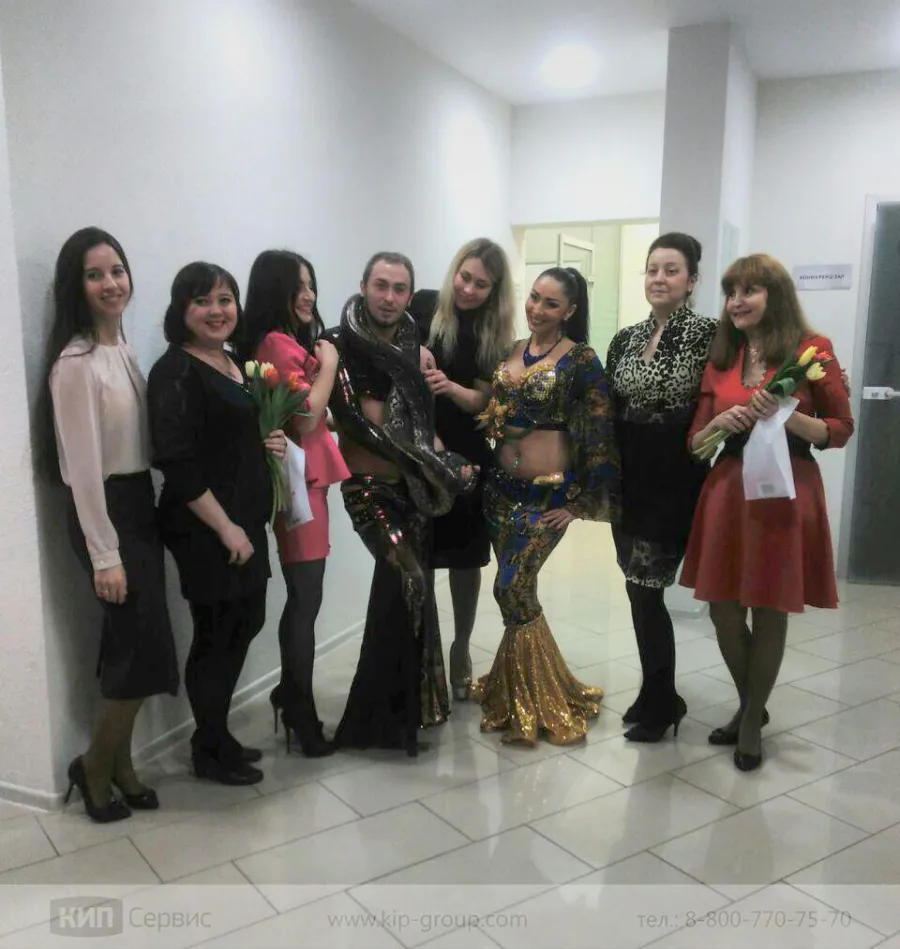 НАШ ДРУЖНЫЙ КОЛЛЕКТИВ ПРАЗДНУЕТ 8 МАРТА